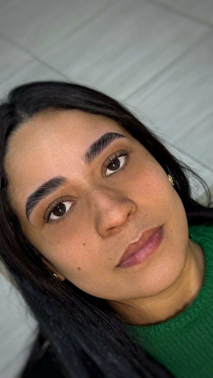 Sobrancelhas com design e definição natural